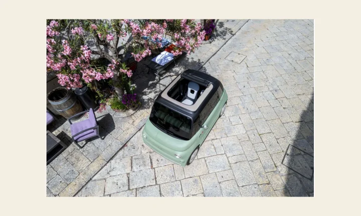 Fiat Topolino Dolcevita vert menthe vue du dessus avec son toit en toile ouvert