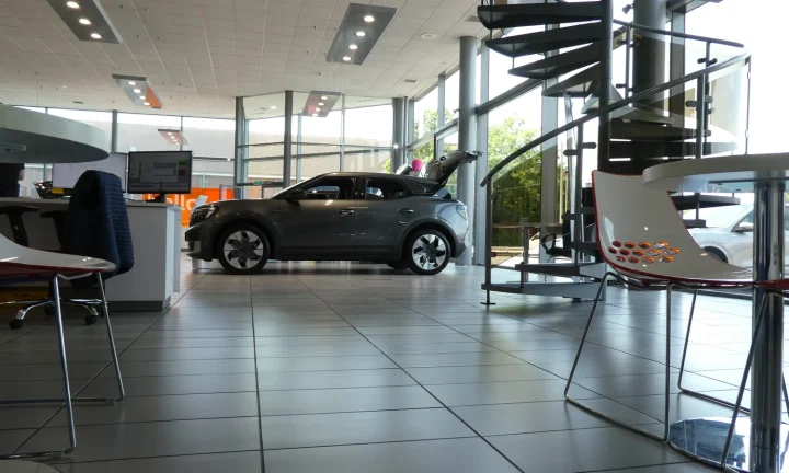 Ford Explorer électrique gris vu de profil dans un showroom