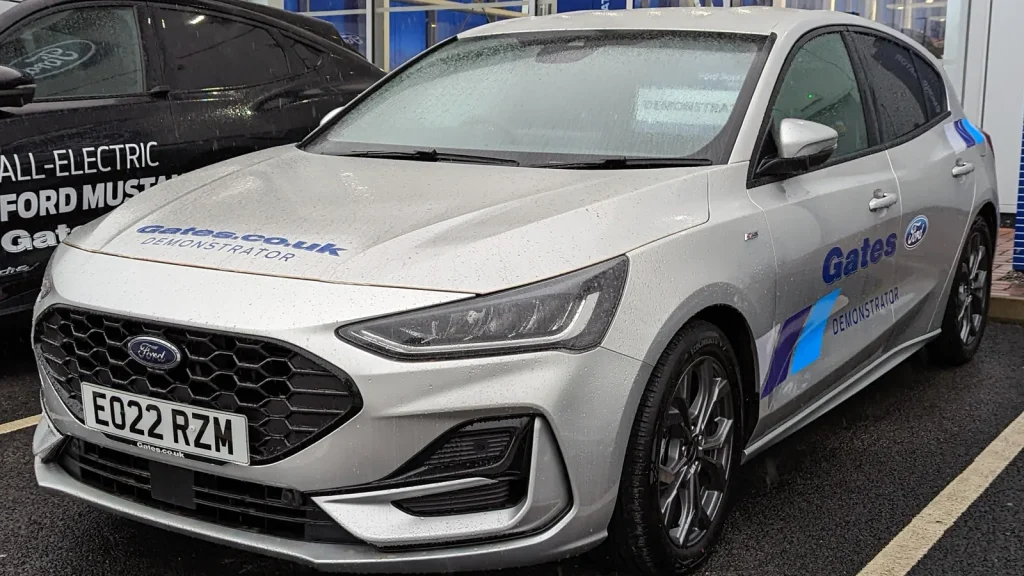 Ford Focus 2022 bleue vue de trois quarts avant