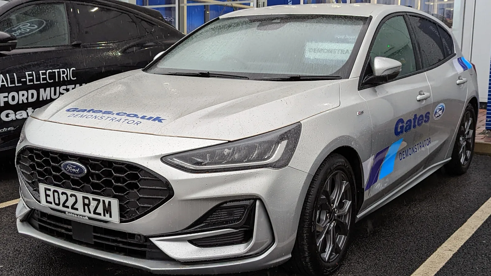 Ford Focus 2022 bleue vue de trois quarts avant