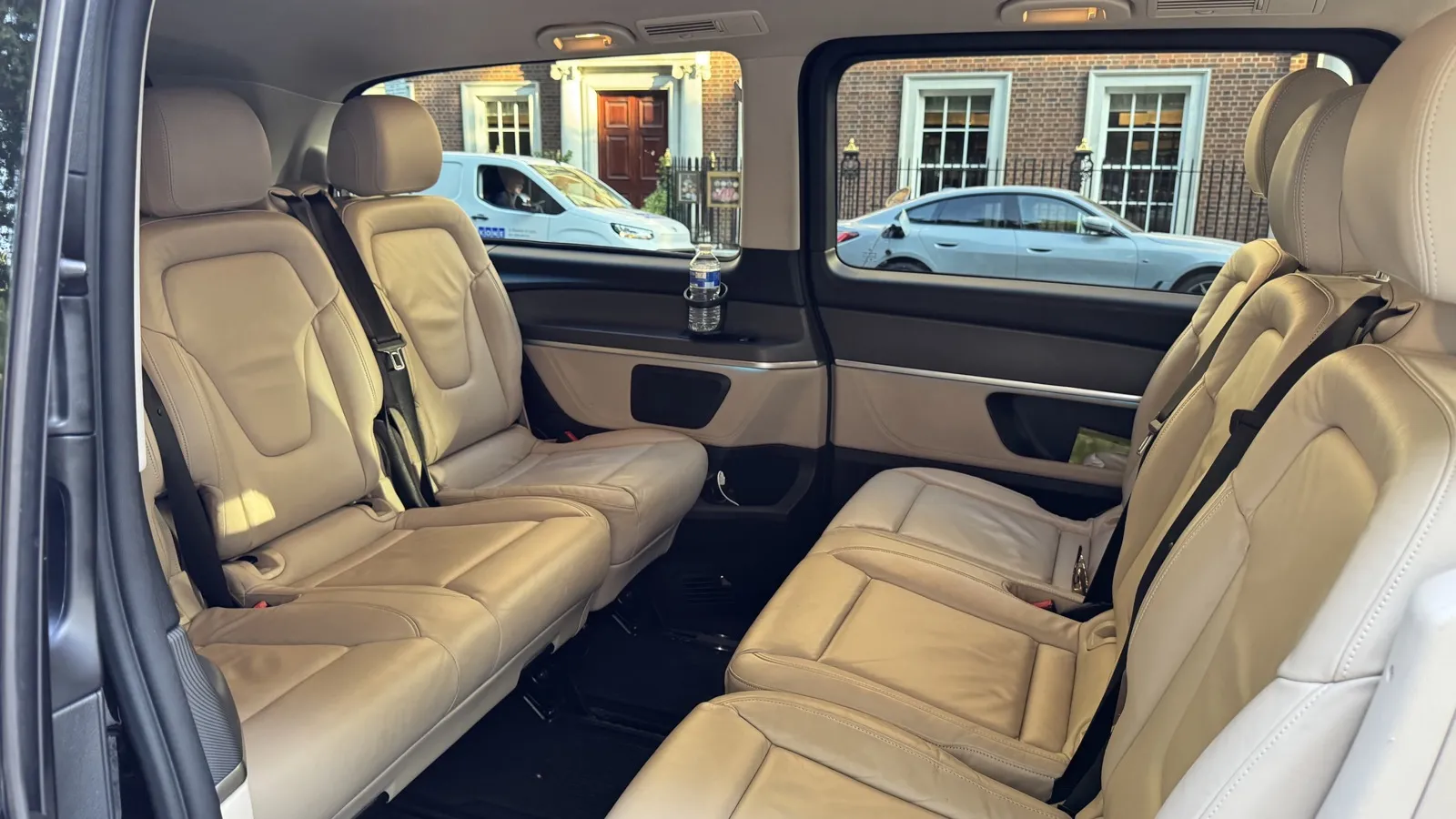 Habitacle arrière clair d’un monospace Mercedes utilisé pour un service avec chauffeur