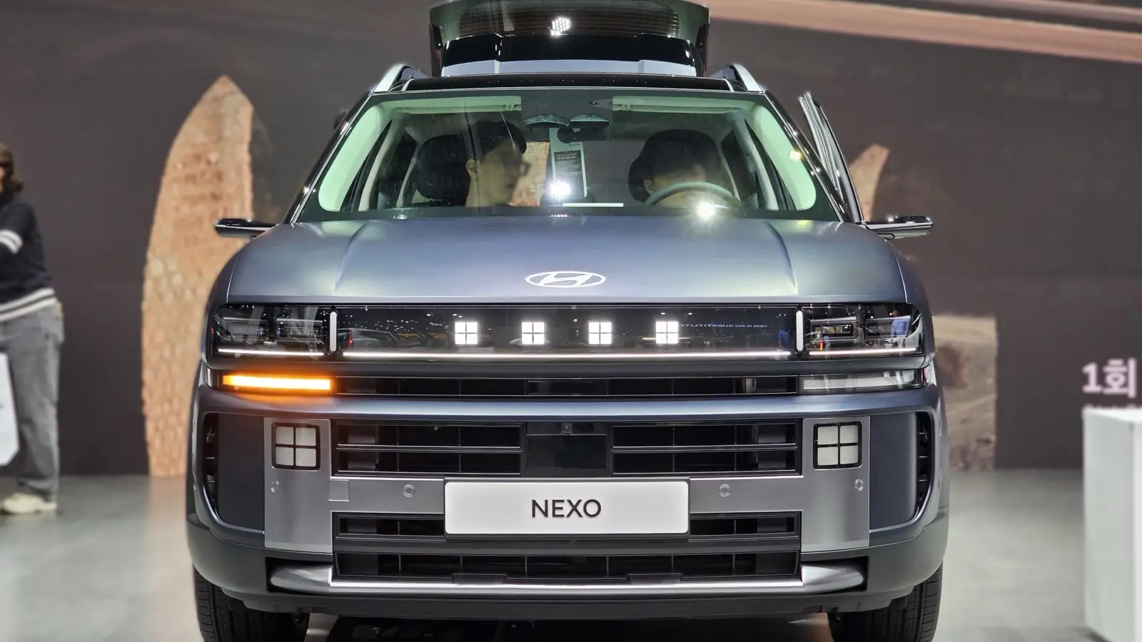 Hyundai Nexo à pile à combustible exposé de trois quarts avant