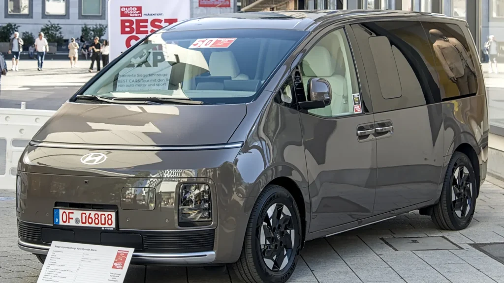 Hyundai STARIA Electric gris présenté dans un salon automobile