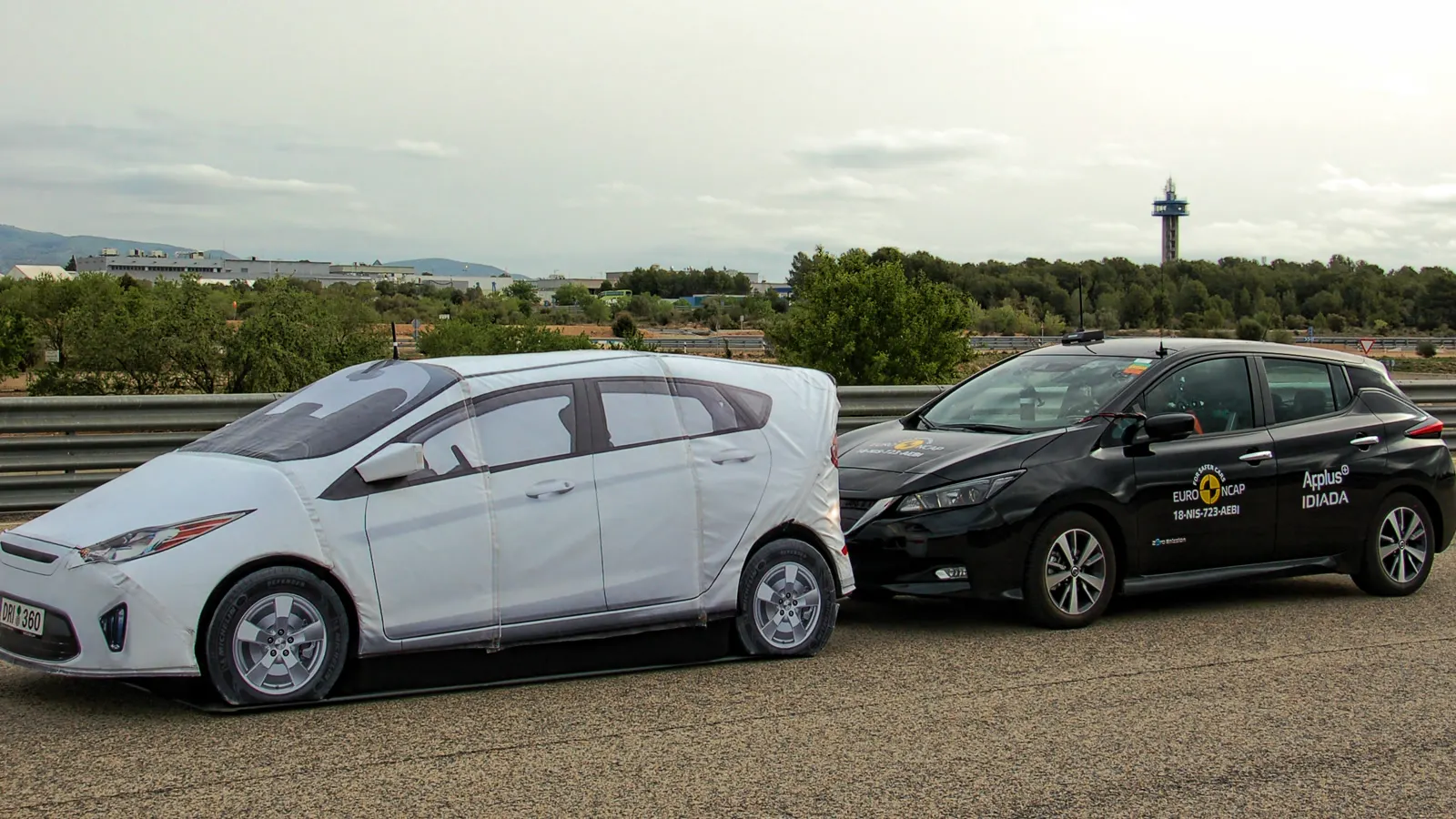 Voiture d’essai approchant une cible souple lors d’un test de freinage automatique