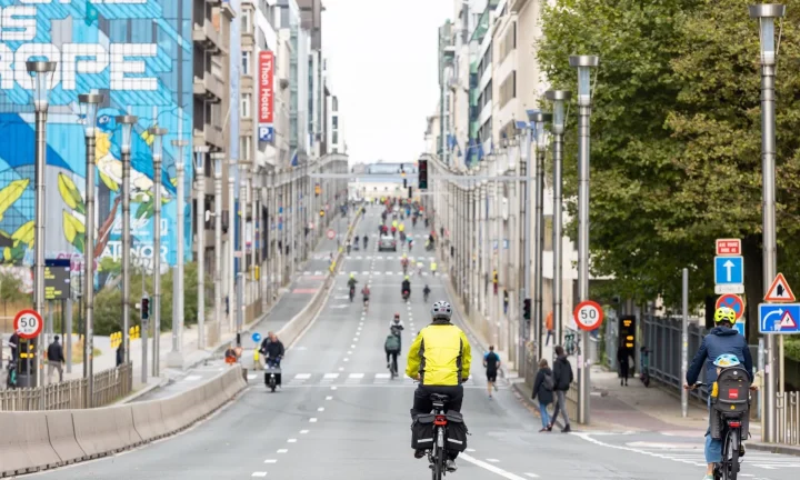 Cyclistes circulant dans une avenue de Bruxelles fermée au trafic automobile