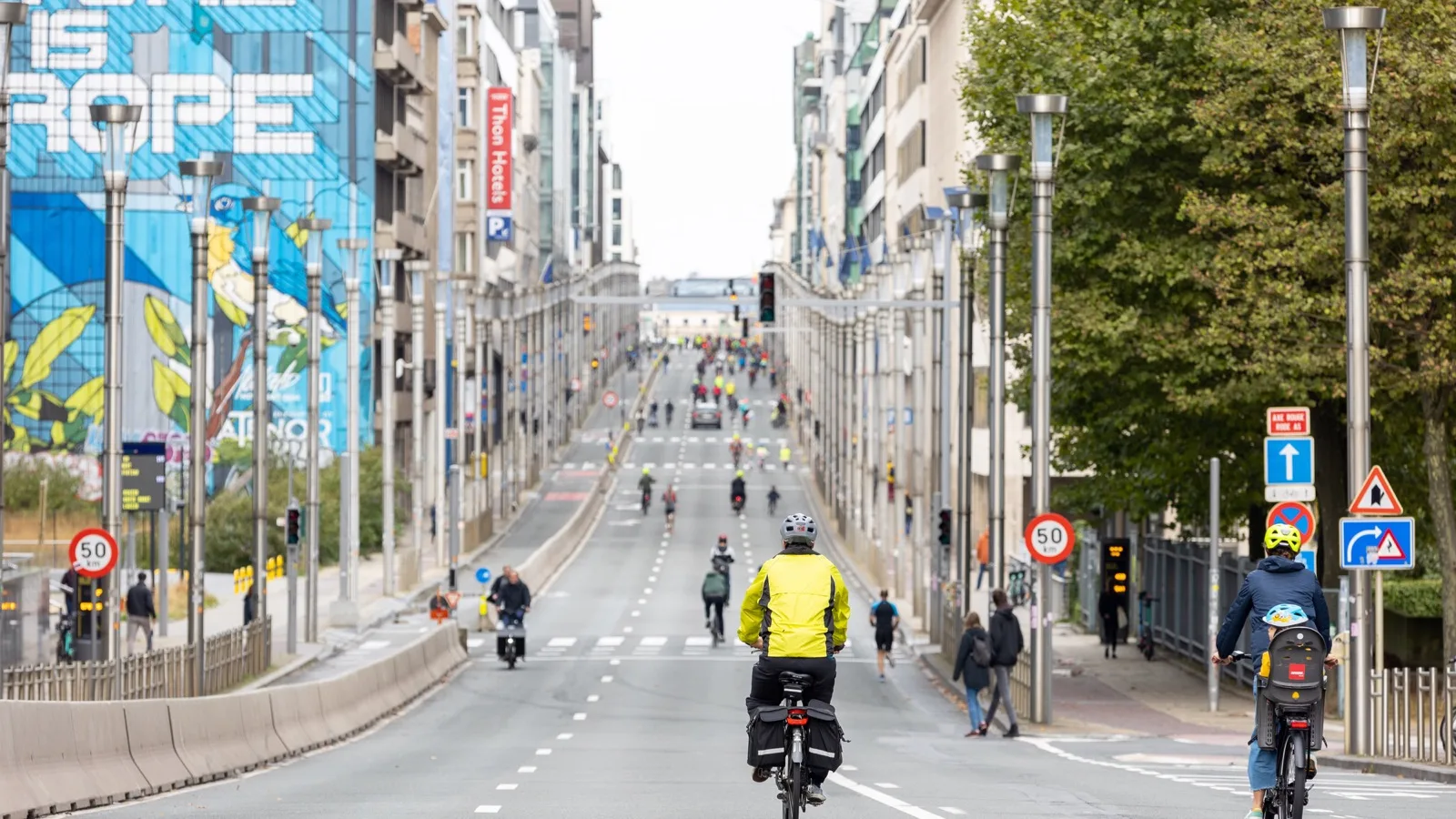 Cyclistes circulant dans une avenue de Bruxelles fermée au trafic automobile
