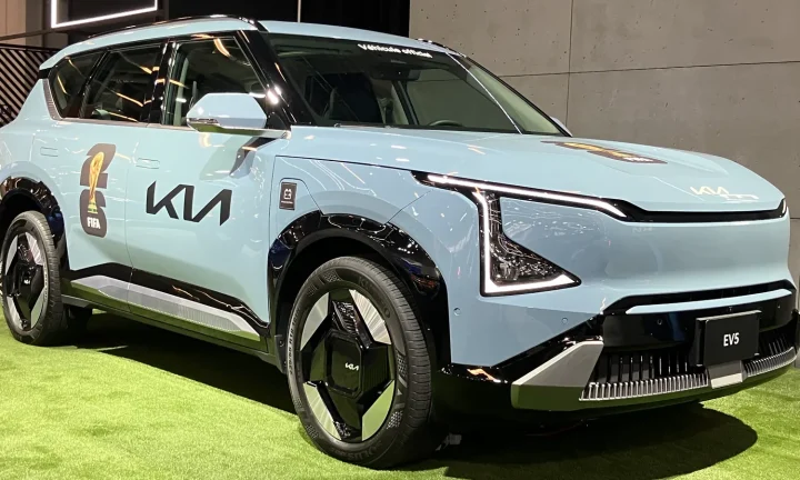 Kia EV5 bleu clair exposé au Salon de l’auto de Montréal 2026