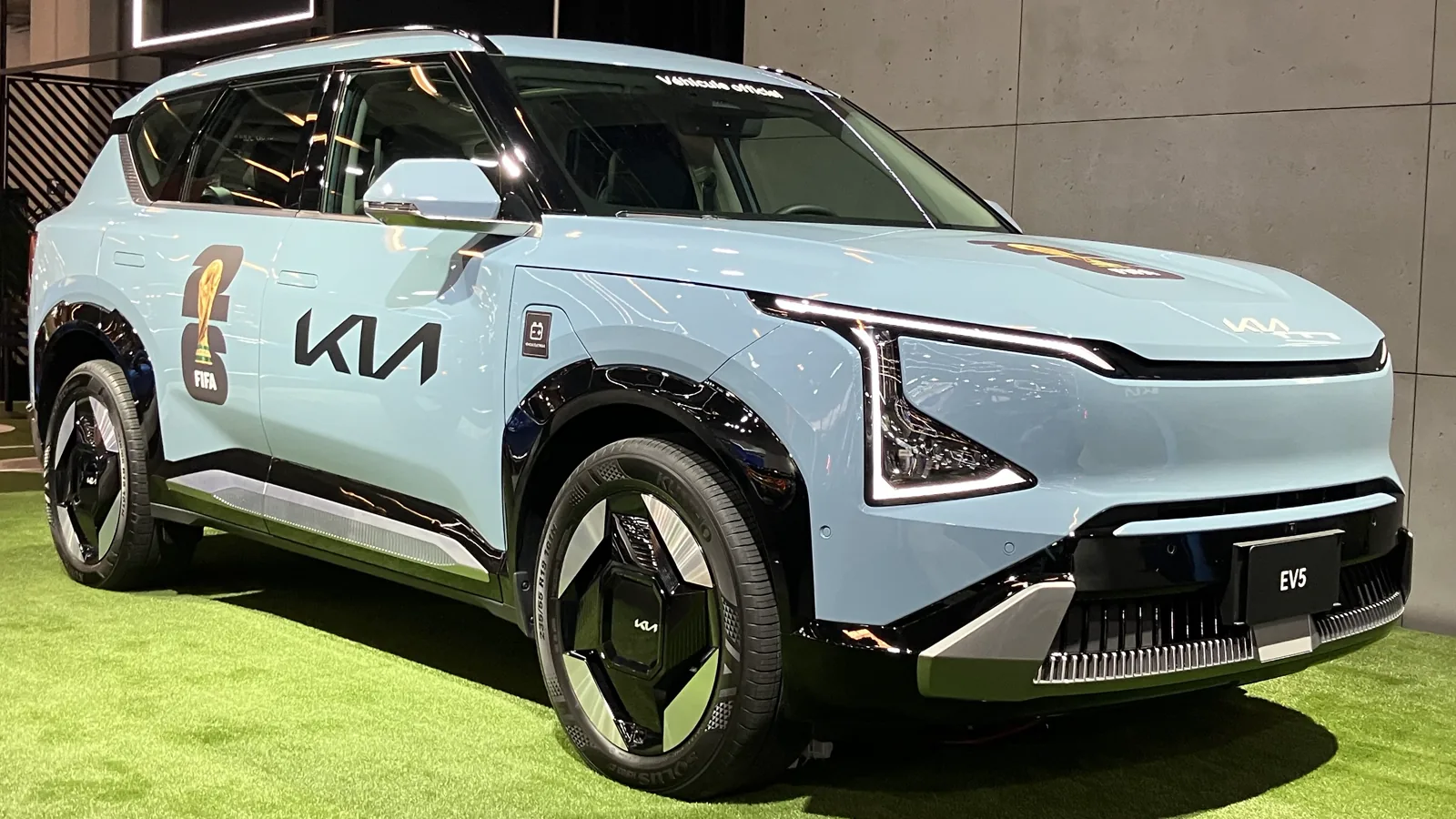 Kia EV5 bleu clair exposé au Salon de l’auto de Montréal 2026