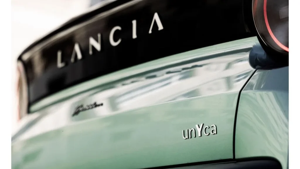 Badge Unyca sur la carrosserie verte d’une Lancia Ypsilon
