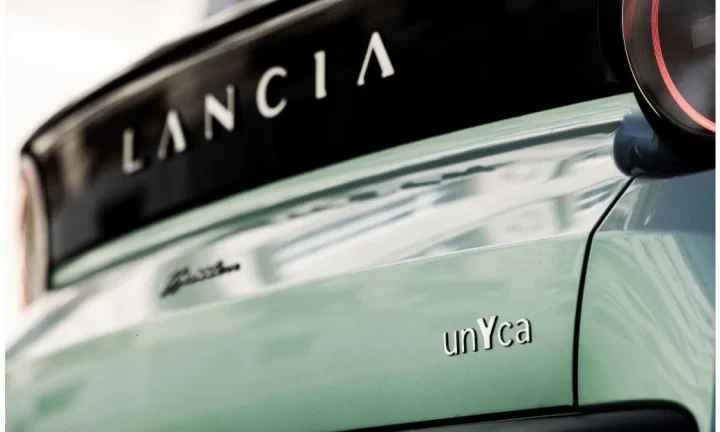 Badge Unyca sur la carrosserie verte d’une Lancia Ypsilon