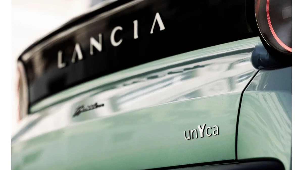 Badge Unyca sur la carrosserie verte d’une Lancia Ypsilon