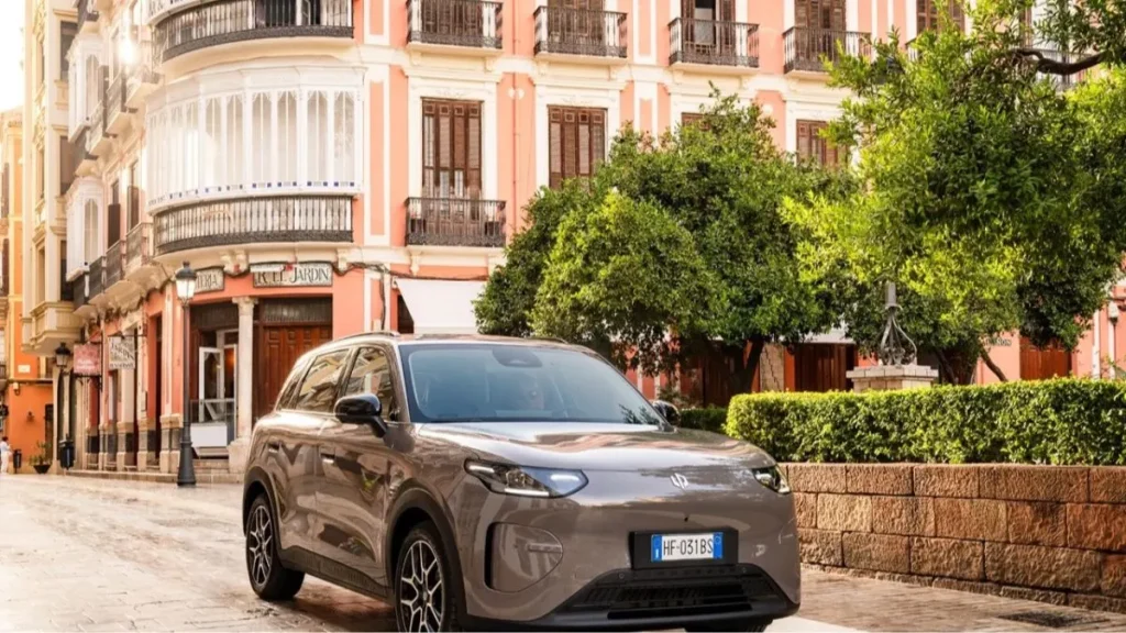 Leapmotor B03X gris stationné dans une rue ensoleillée en Andalousie