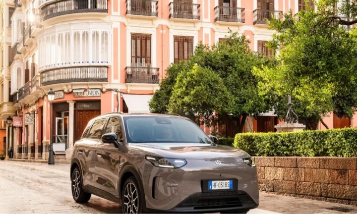 Leapmotor B03X gris stationné dans une rue ensoleillée en Andalousie
