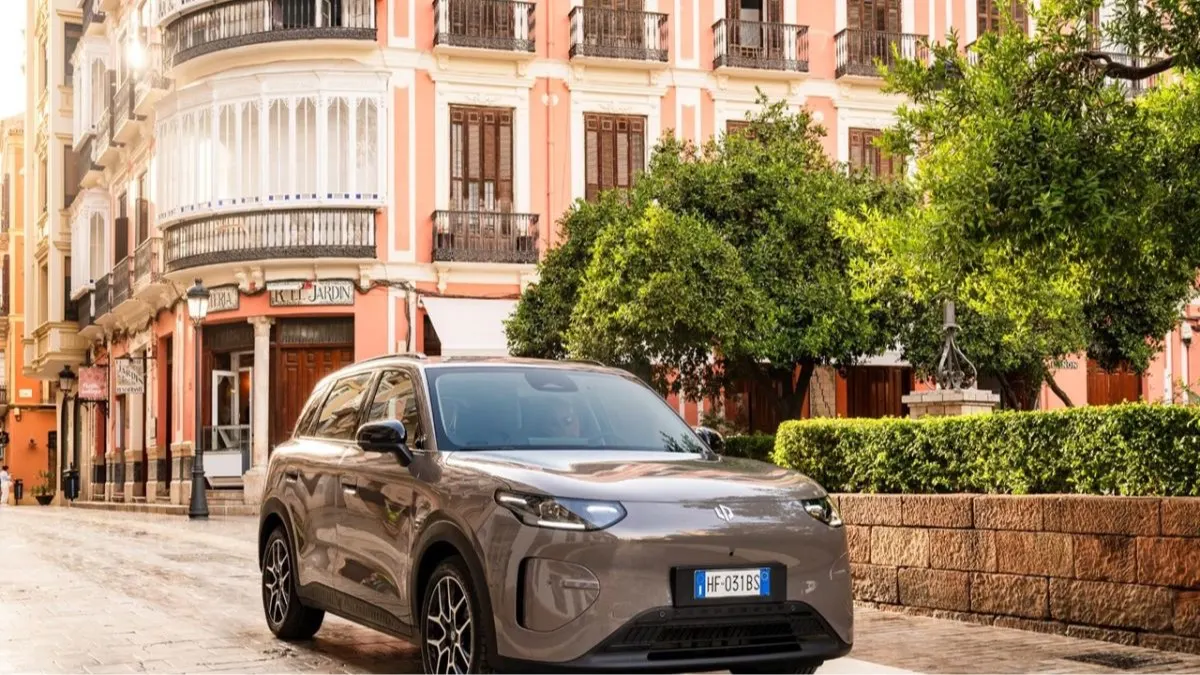 Leapmotor B03X gris stationné dans une rue ensoleillée en Andalousie