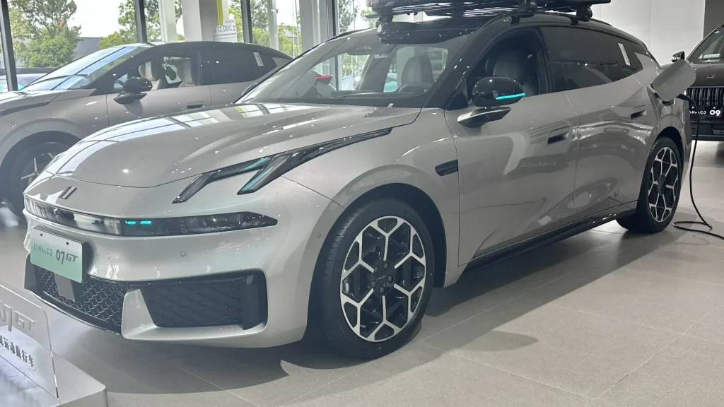 Lynk & Co 07 GT grise exposée dans un showroom chinois avec un coffre de toit