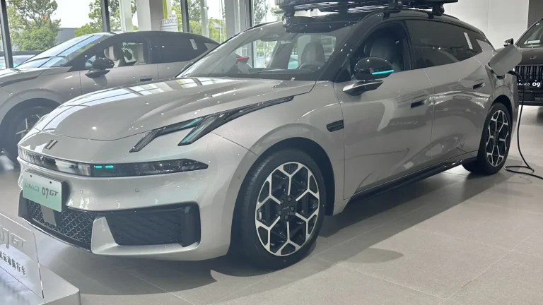Lynk & Co 07 GT grise exposée dans un showroom chinois avec un coffre de toit