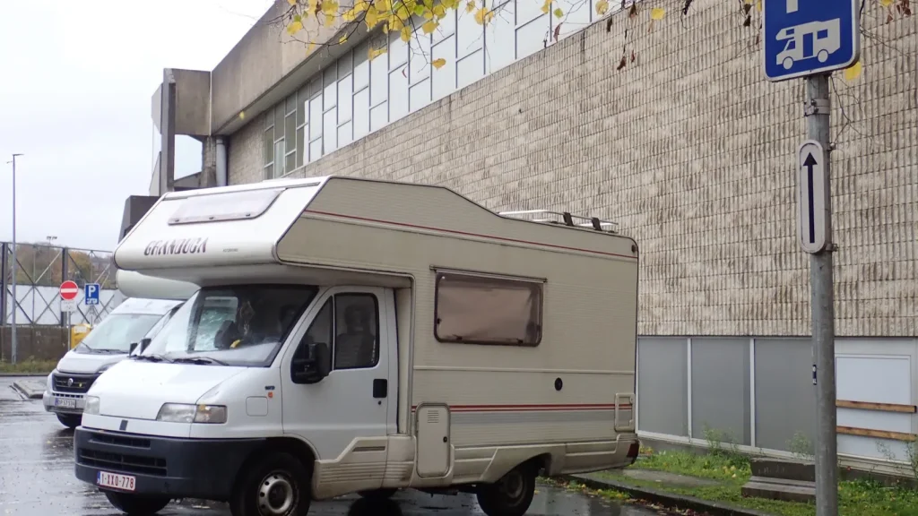 Camping-car stationné sur une aire réservée à Namur