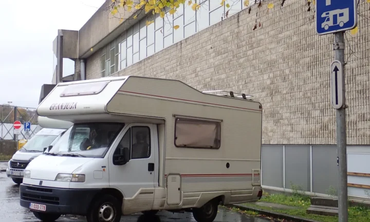 Camping-car stationné sur une aire réservée à Namur