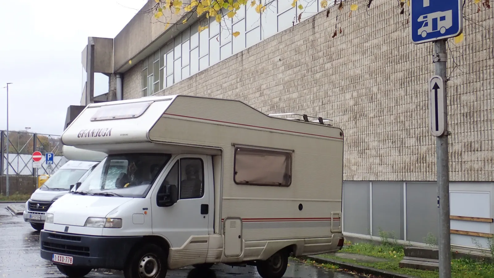 Camping-car stationné sur une aire réservée à Namur
