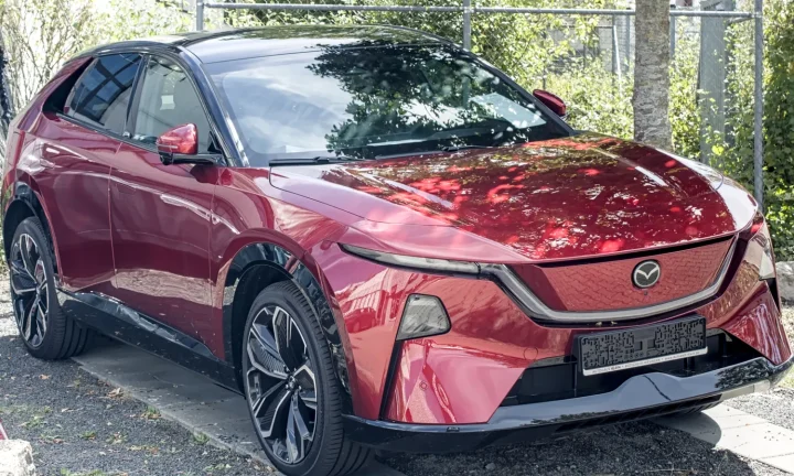 Mazda CX-6e rouge photographié de trois quarts avant