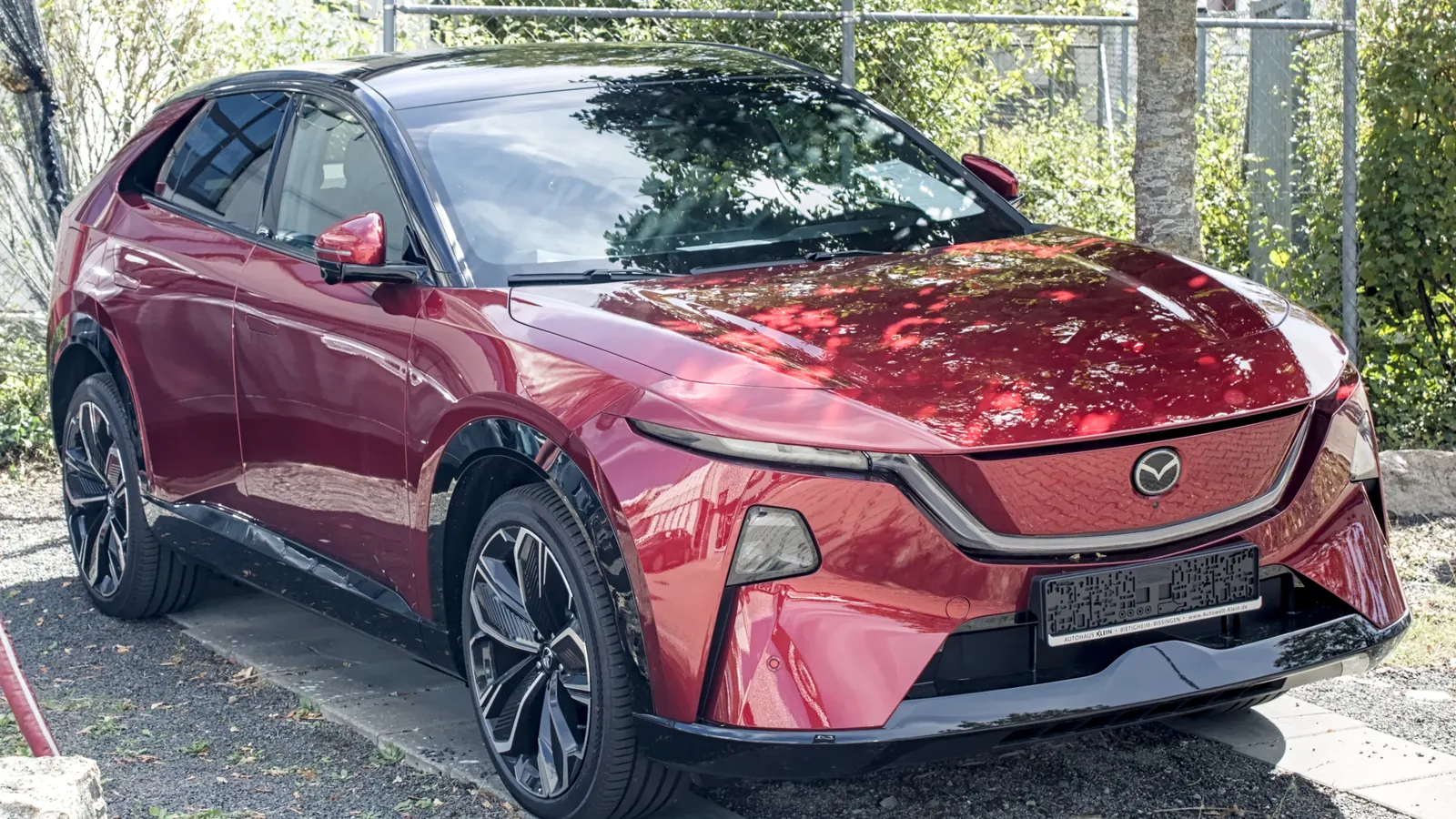 Mazda CX-6e rouge photographié de trois quarts avant