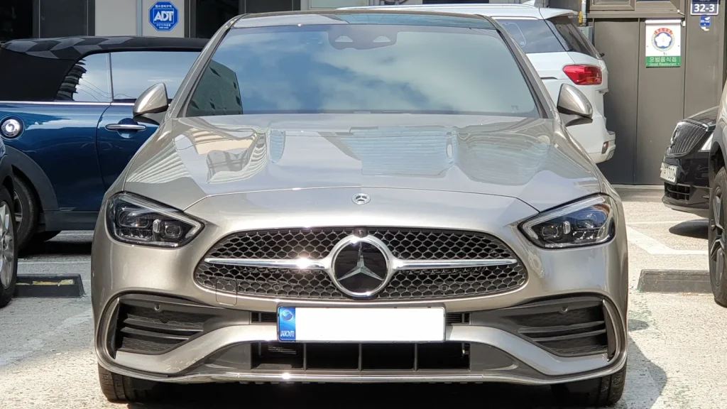 Mercedes-Benz C 300 W206 grise vue de face, utilisée comme illustration de la lignée Classe C