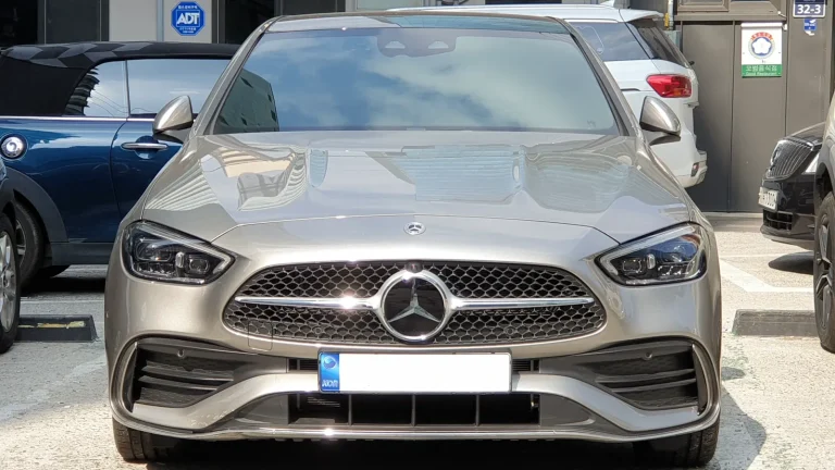 Mercedes-Benz C 300 W206 grise vue de face, utilisée comme illustration de la lignée Classe C