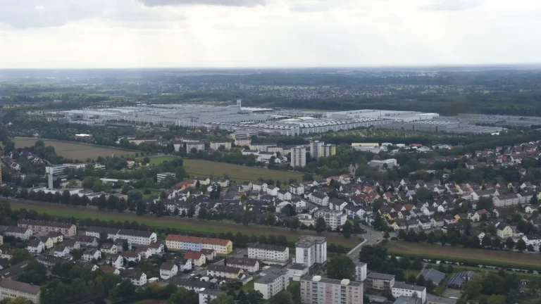 Vue aérienne de l’usine Mercedes-Benz de Rastatt où la production du nouveau GLA a commencé