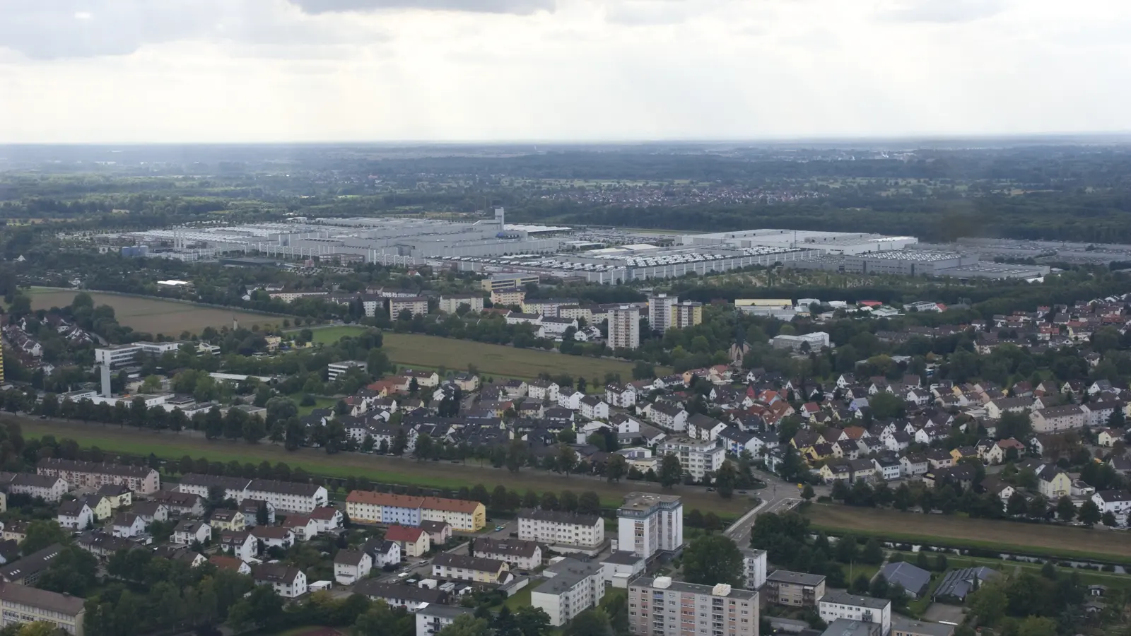 Vue aérienne de l’usine Mercedes-Benz de Rastatt où la production du nouveau GLA a commencé
