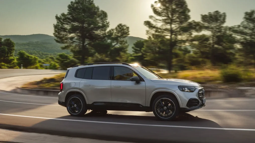 Mercedes-Benz GLB électrique gris photographié de profil sur une route
