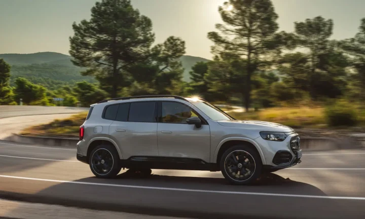 Mercedes-Benz GLB électrique gris photographié de profil sur une route