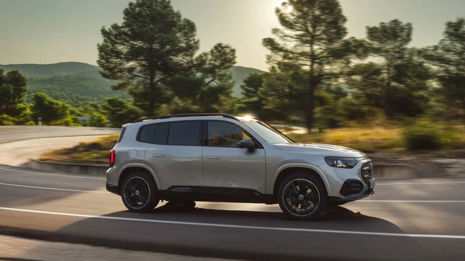 Mercedes-Benz GLB électrique gris photographié de profil sur une route