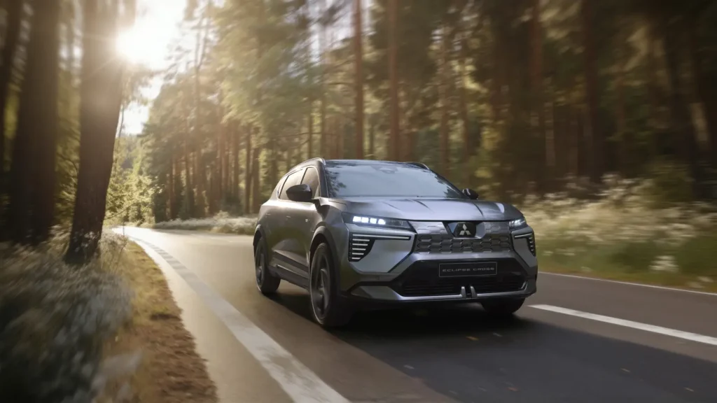 Mitsubishi Eclipse Cross électrique gris roulant sur une route forestière
