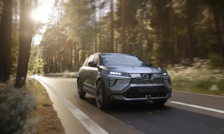 Mitsubishi Eclipse Cross électrique gris roulant sur une route forestière