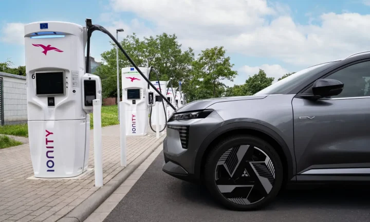Voiture électrique Mitsubishi branchée à une borne de recharge rapide IONITY