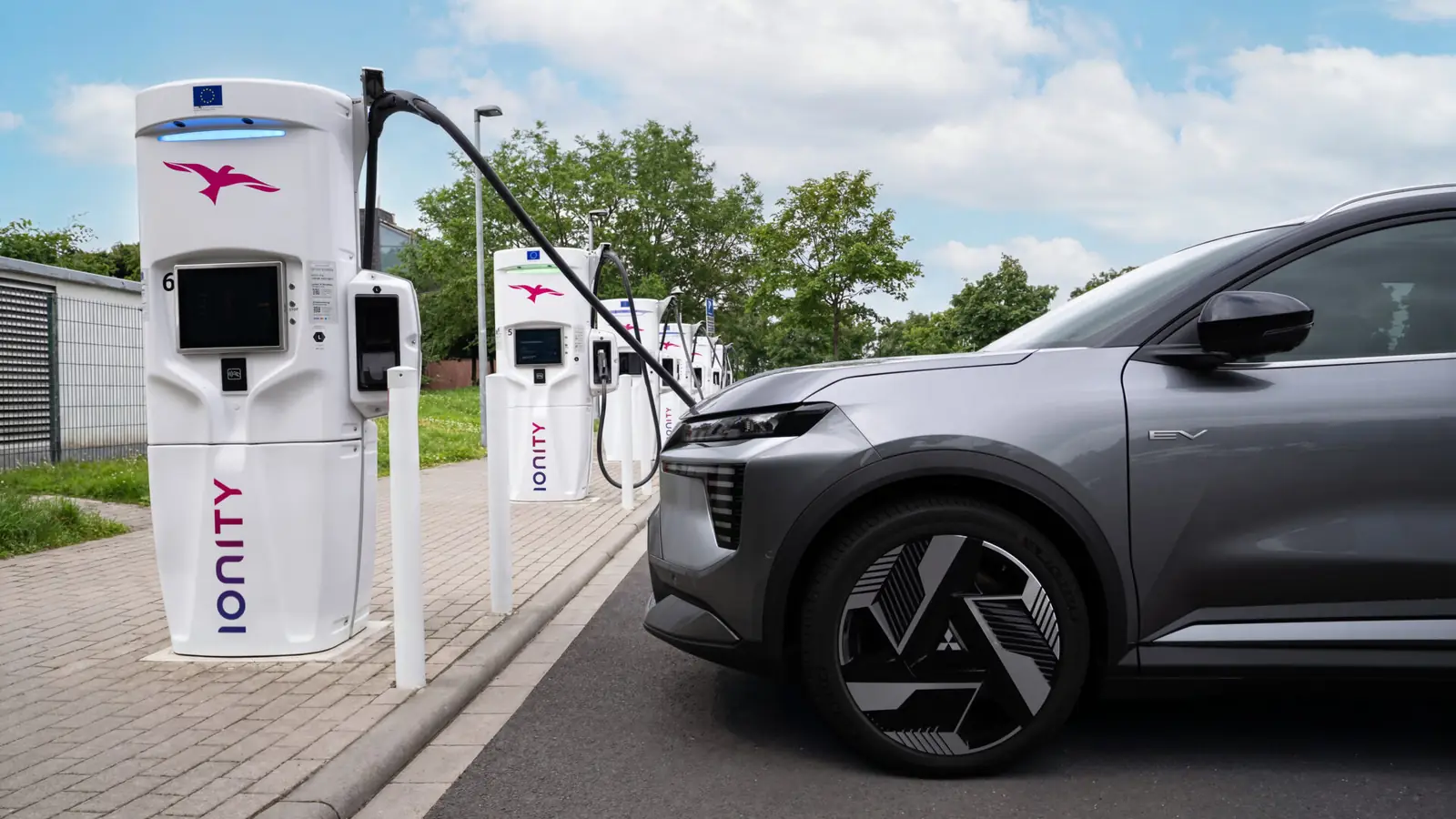 Voiture électrique Mitsubishi branchée à une borne de recharge rapide IONITY