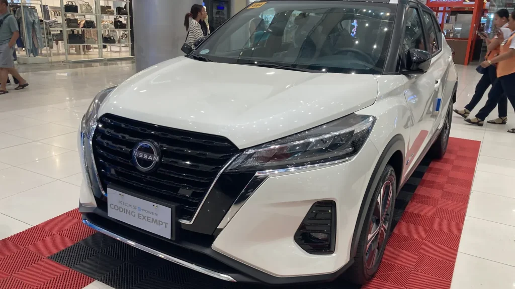Nissan Kicks e-POWER gris photographié de trois quarts avant