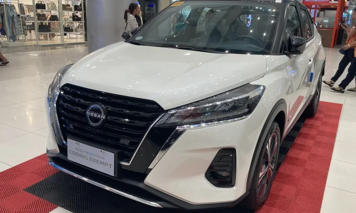 Nissan Kicks e-POWER gris photographié de trois quarts avant