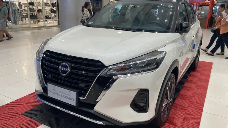 Nissan Kicks e-POWER gris photographié de trois quarts avant