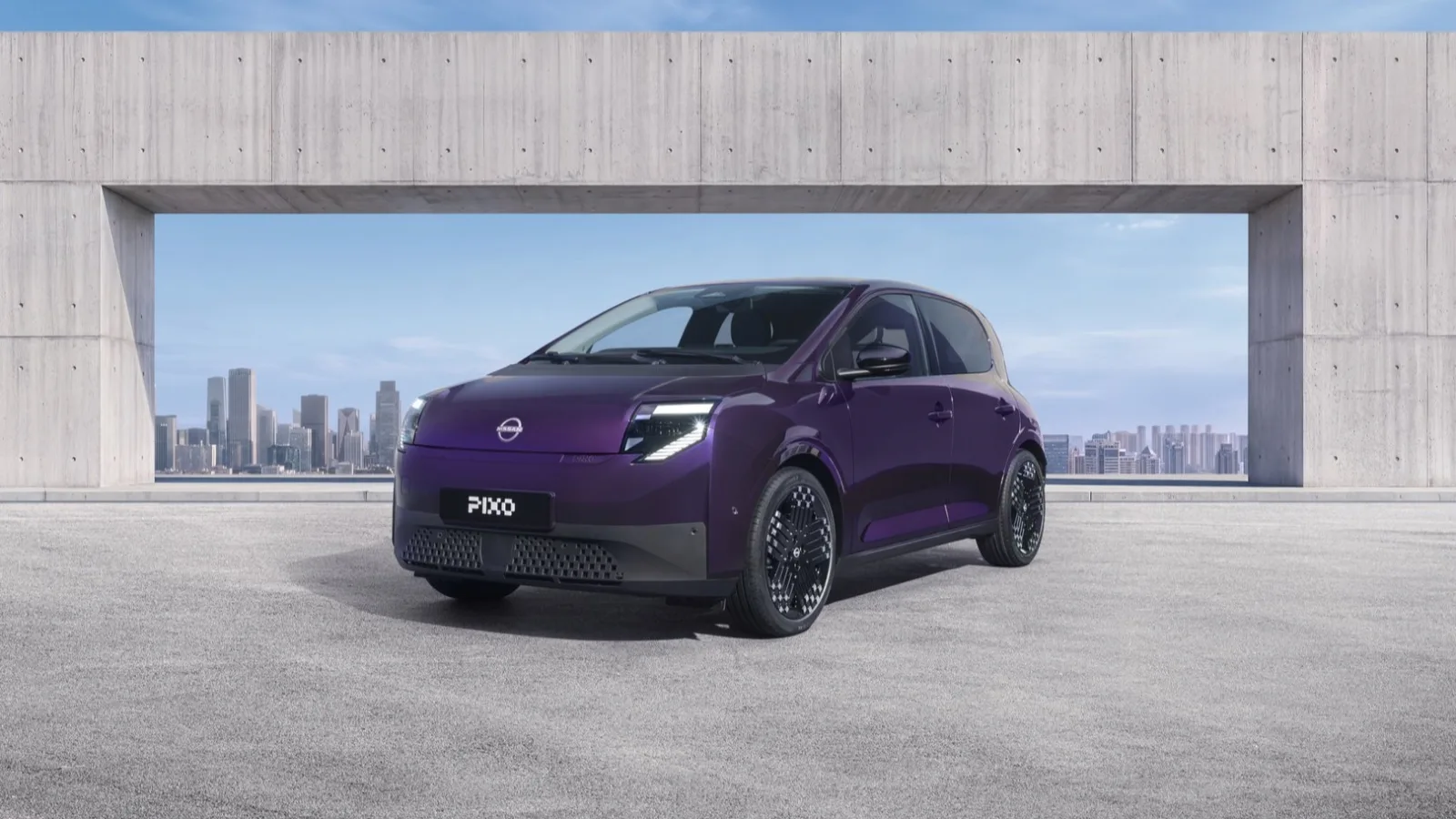 Nissan Pixo électrique violette photographiée de trois quarts avant