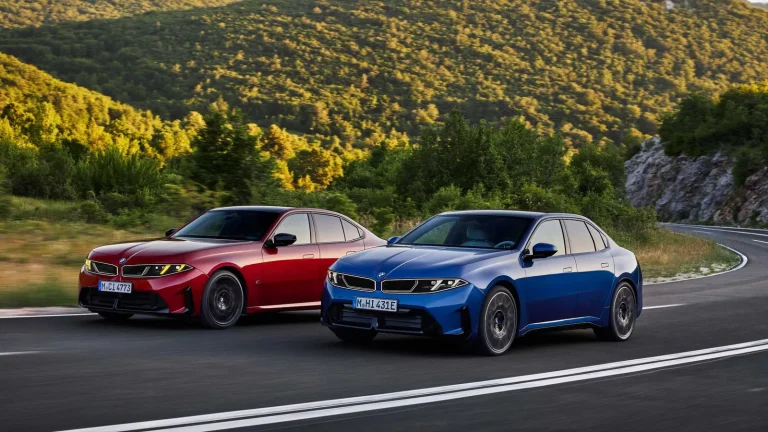 BMW Série 3 rouge et BMW i3 bleue roulant côte à côte