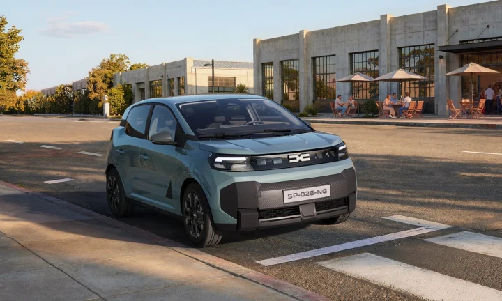 Nouvelle Dacia Spring électrique vert clair photographiée en ville
