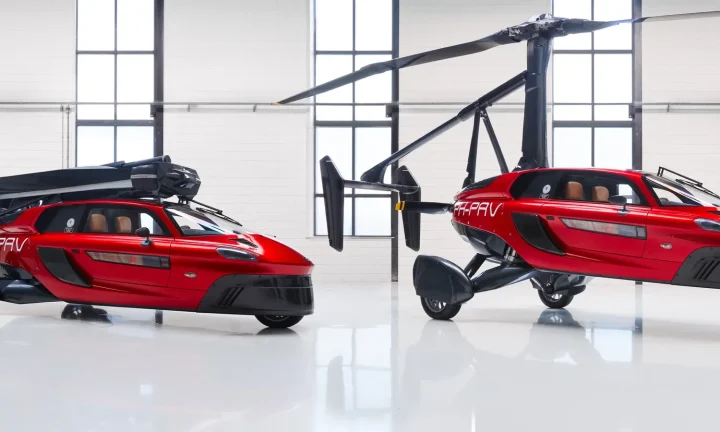Deux PAL-V Liberty rouges en configurations routière et aérienne