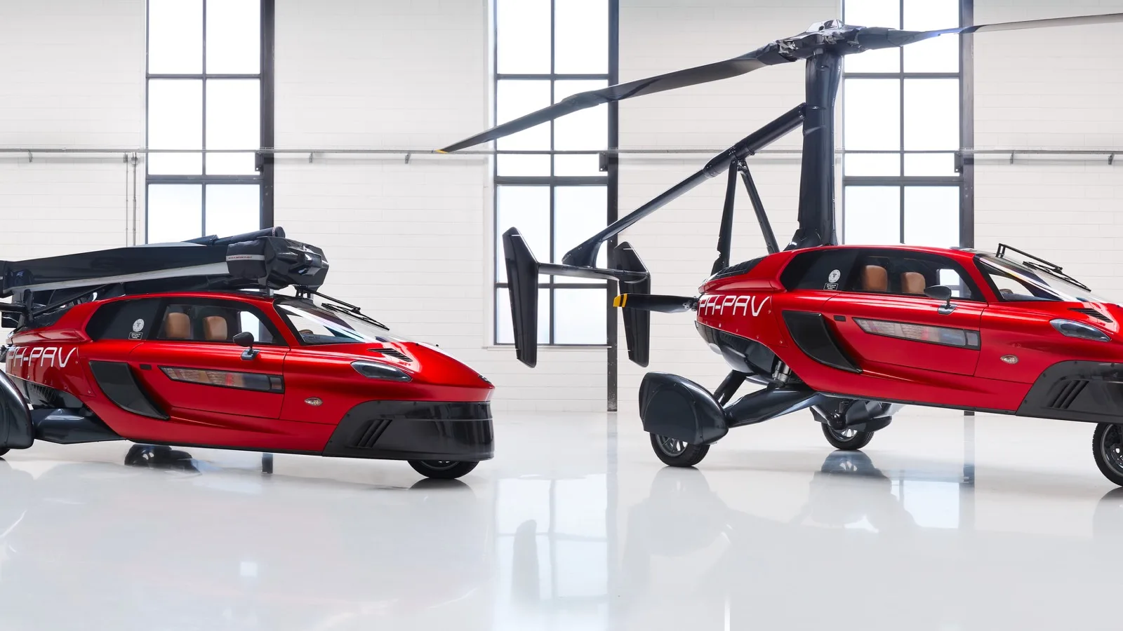 Deux PAL-V Liberty rouges en configurations routière et aérienne