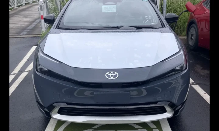 Toyota Prius hybride rechargeable branchée à une borne de recharge