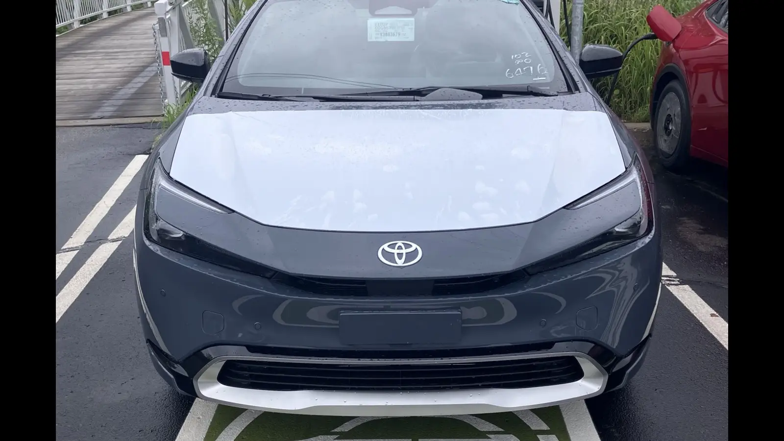 Toyota Prius hybride rechargeable branchée à une borne de recharge