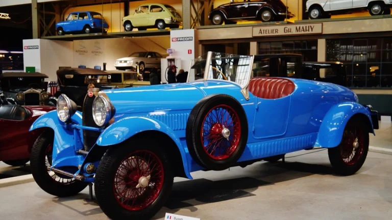 Voiture de collection bleue exposée à Autoworld à Bruxelles
