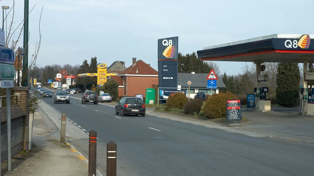 Stations-service le long d’une route à Maleizen, en Belgique