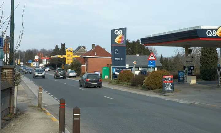 Stations-service le long d’une route à Maleizen, en Belgique