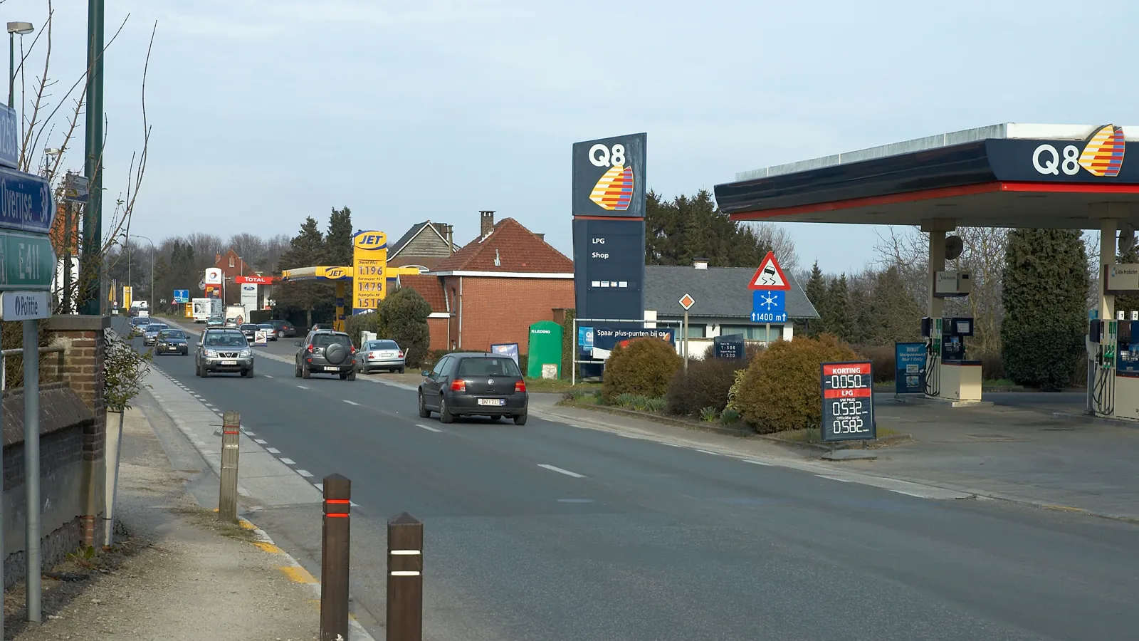 Stations-service le long d’une route à Maleizen, en Belgique